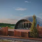 База отдыха Rodina Residence на Горьковском море, общий вид: купольный лаунж на закате