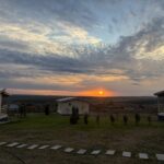Эко-посёлок Просторы в Новом Буяне, общий вид: гостевые дома на закате