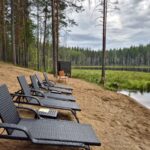 Глэмпинг Forest Lake, общий вид: лежаки в пляжной зоне
