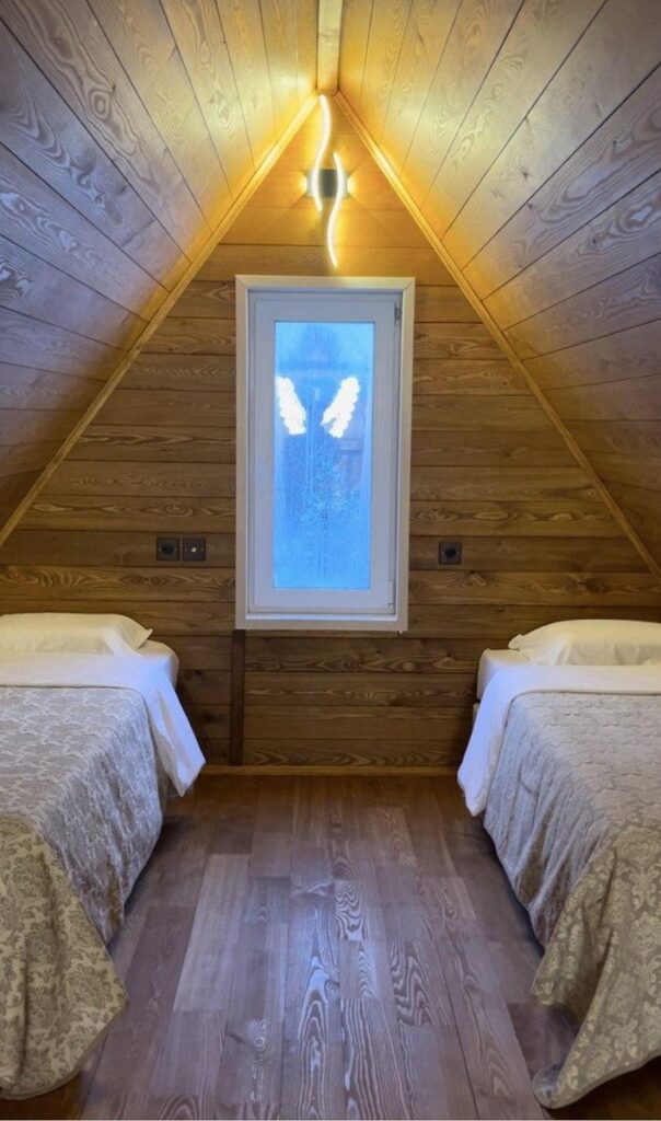 Большой New A-Frame 84 м² с фурако на террасе до 8 гостей: спальня под крышей