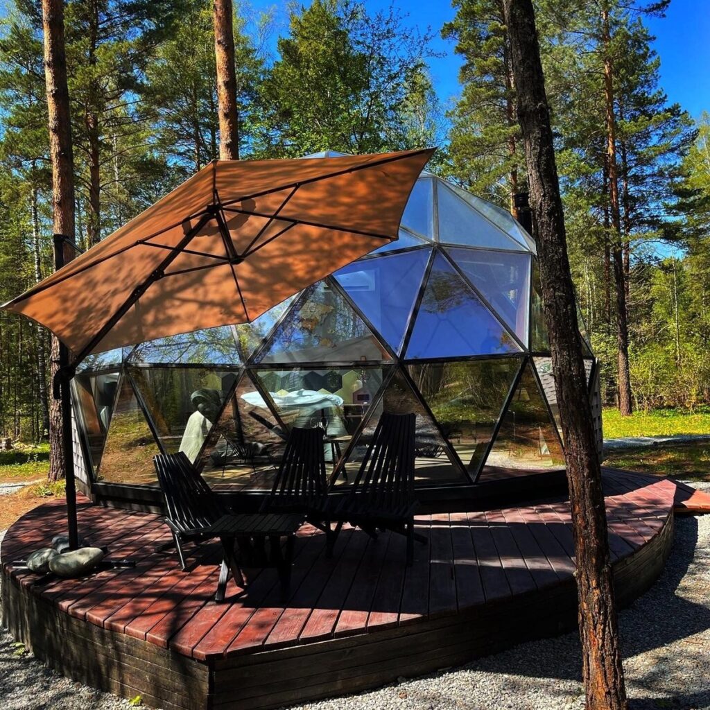 Стеклянный купол SFERA 360 с печью-камином до 4 гостей: терраса под зонтом