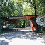 Парк-клуб Дубровский в Волго-Ахтубинской пойме, общий вид: въезд в парк-клуб