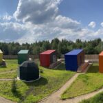 Деревня VOKSI в Черноисточинске, общий вид: цветные домики «Краски»