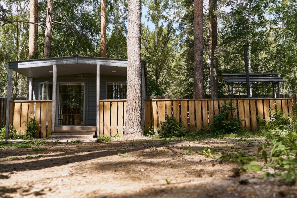 Тёплый дом «Алькес» с камином и террасой 50 м² до 20 человек, Гриль-парк «Академус» в Академическом: дом за забором в соснах