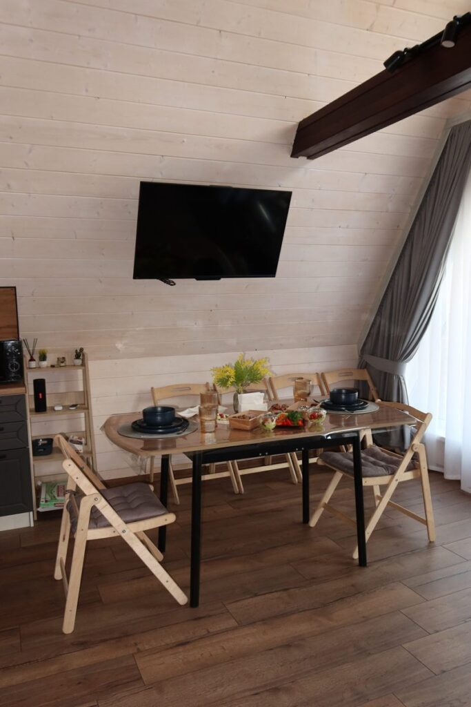 Два одинаковых A-frame дома с баней, фурако и бассейном до 8 гостей: кухня-гостиная