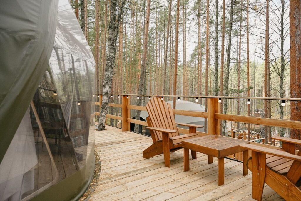Купольная сфера 40 м² с панорамным окном до 4 гостей, Арт-глэмпинг «Mystic Hills»: кресла на террасе