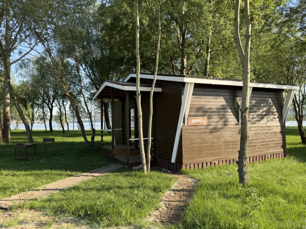 Две тёплые веранды с панорамным остеклением у Волги до 20 человек: вход в веранду