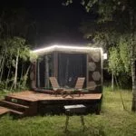 Шестигранный домик «Риоха» с личным банным чаном для двоих: домик с подсветкой вечером