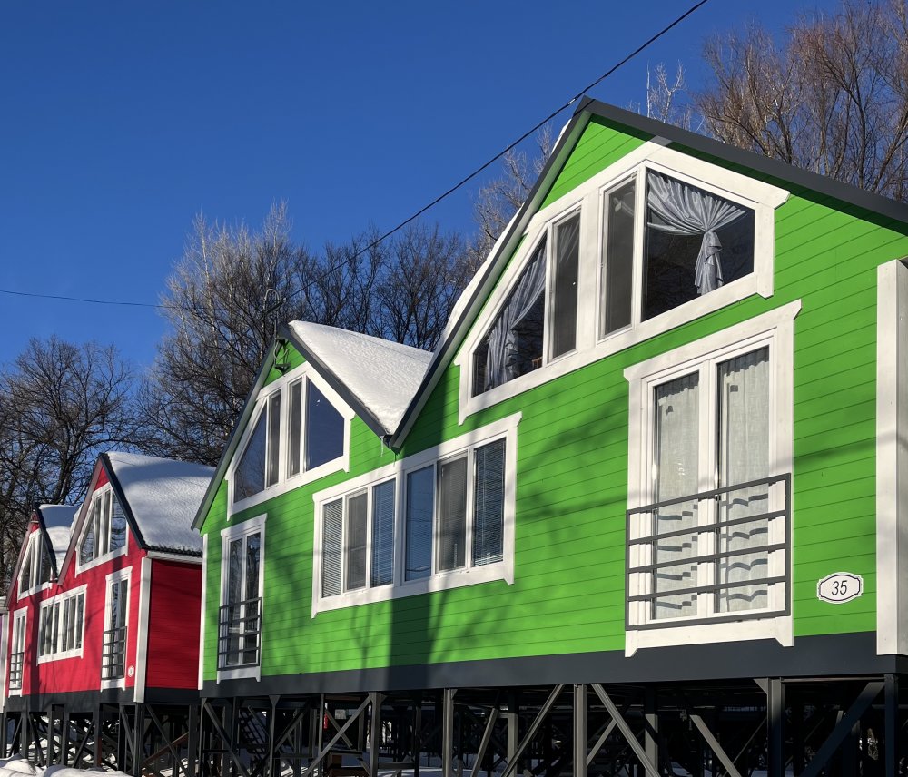 Семейный дом с двумя комнатами и чердаком до 6 человек: зелёный дом на сваях