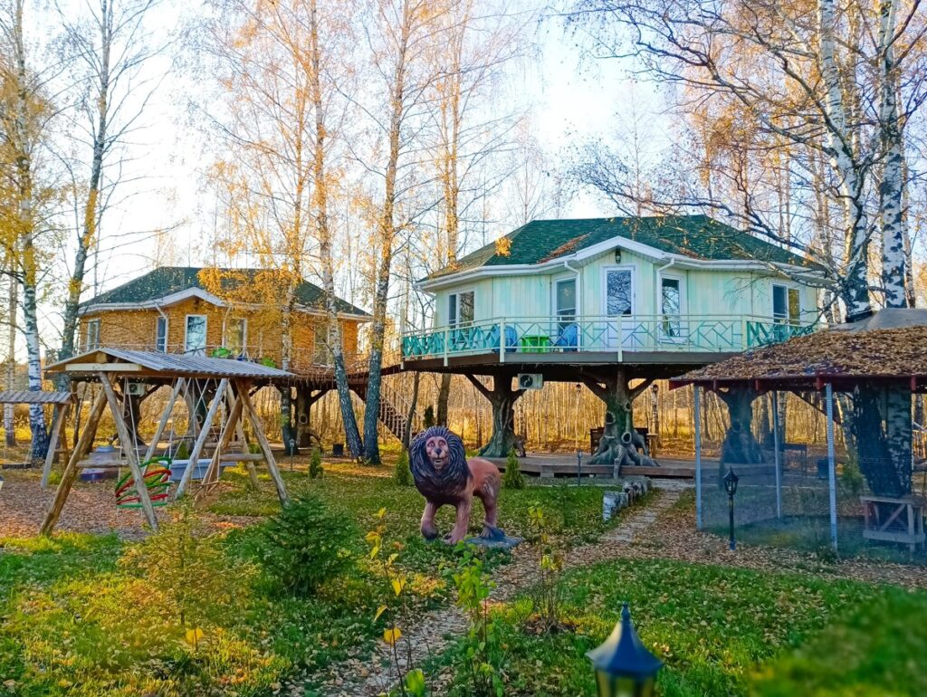 Дом летучих обезьян на дереве 50 м² до 6 гостей: дома на деревьях осенью