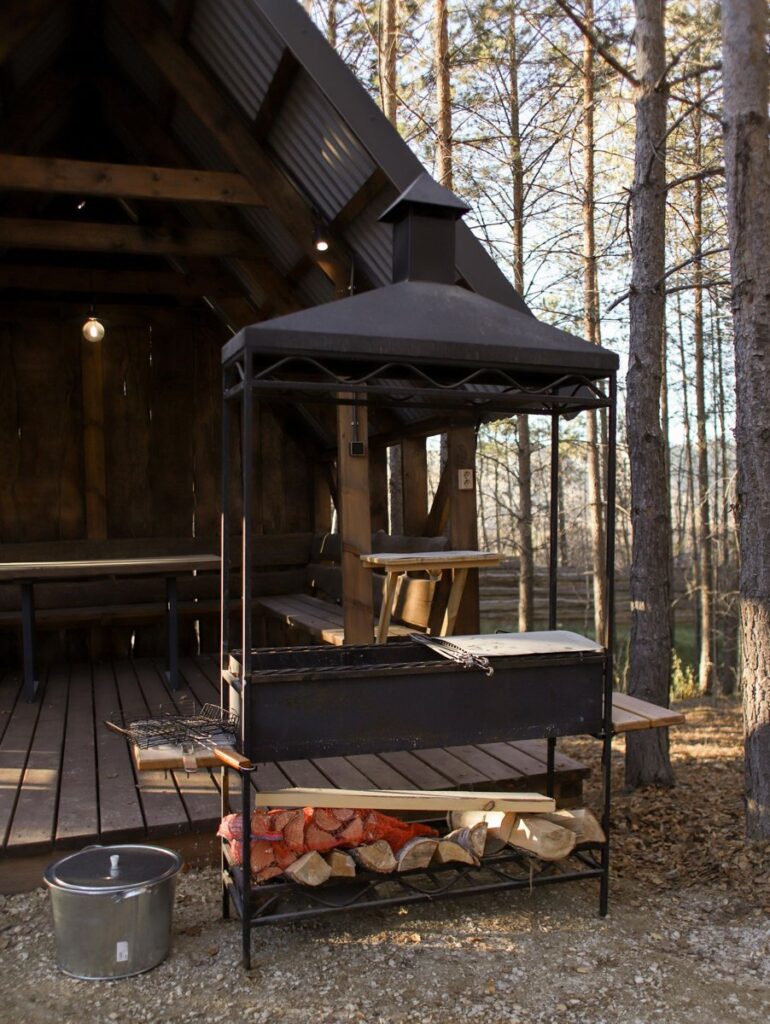 Средний A-frame со своей купелью на террасе до 6 гостей, A-frame домики Forest Tale в Дегтярске: беседка с мангалом
