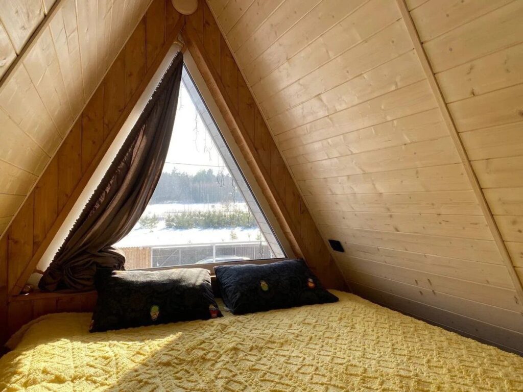 A-frame дом с сауной и печью-камином до 4 гостей, таких дома два: спальня-лофт у окна