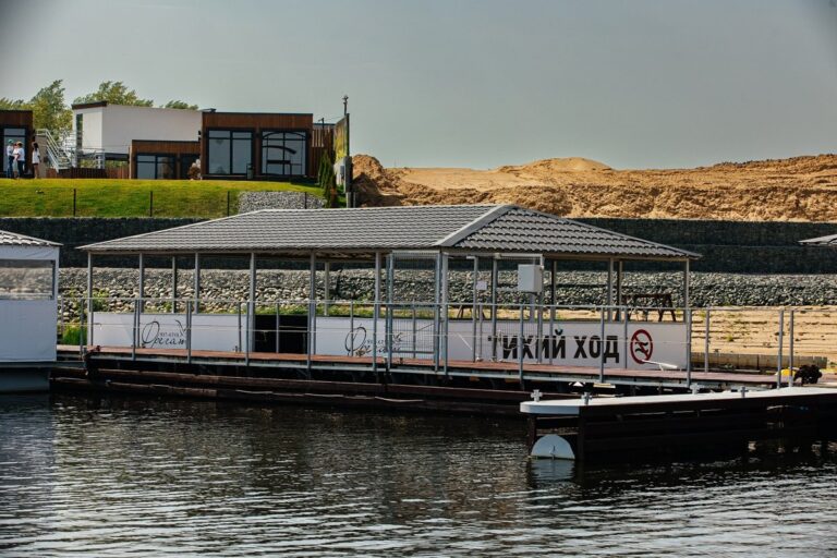 Большой шатёр на воде с террасой и причалом до 20 гостей