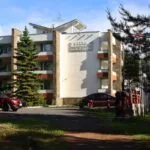 Загородный отель Калевала на Укшозере, общий вид: корпус отеля среди елей