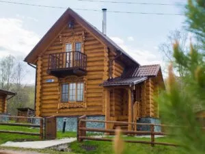 Бревенчатая усадьба с камином и балконом на горы до 4 гостей