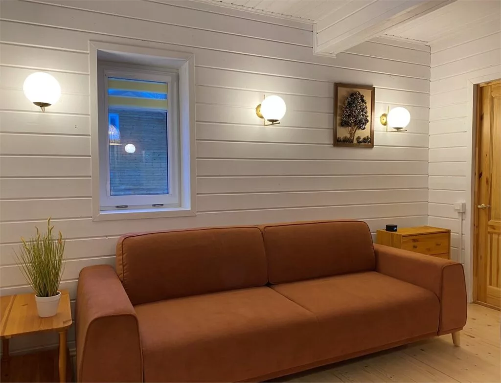 Коттедж «Сампо» с сауной и двумя спальнями до 6 гостей: диван в гостиной