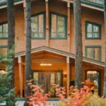Туркомплекс Grand Chalet Altay в Бирюзовой Катуни, общий вид: главный корпус в соснах