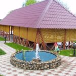 Эко-отель Кочаки у Ясной Поляны, общий вид: павильон и фонтан