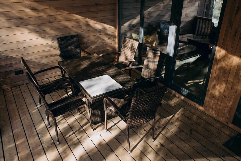 Barn House №1 с крытой террасой до 6 гостей, Парк-отель «Дача» в Верхнем Дуброво: стол и кресла на террасе