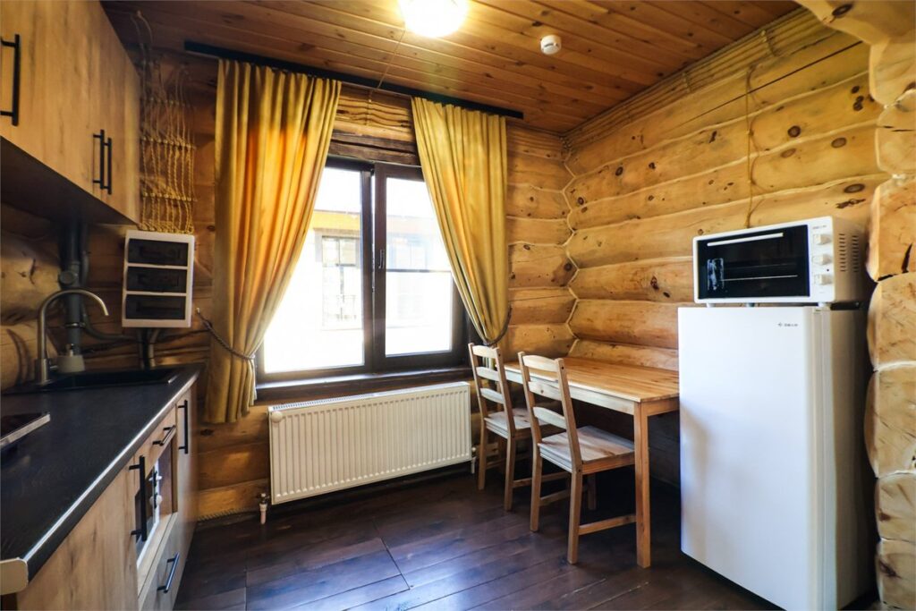 Первый этаж «Кедрового терема» 90 м² с террасой у реки до 8 гостей: кухня