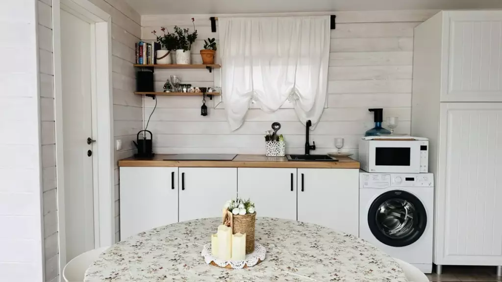 Дача 40 м² с видом на водохранилище до 3 гостей, Дача Филгуд: кухня со стиральной машиной