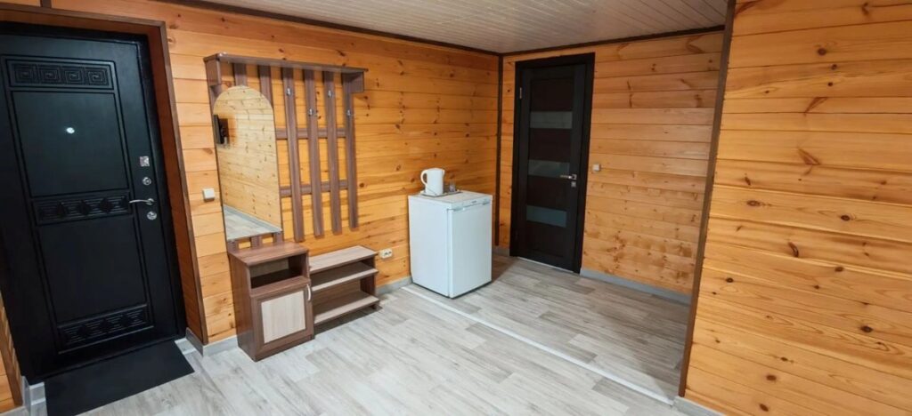 Отдельный коттедж с террасой и полупансионом, до 6 гостей: прихожая и холодильник