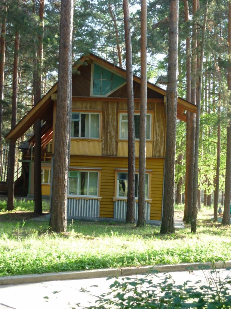 Этаж коттеджа №5 на 4 гостей со своим входом и балконом: коттедж среди сосен