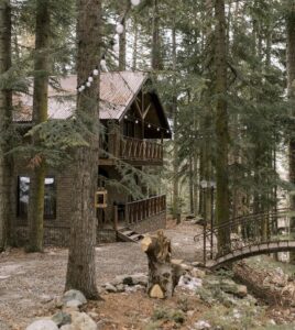 Коттедж «В лесу» 120 м² с тремя спальнями до 12 гостей