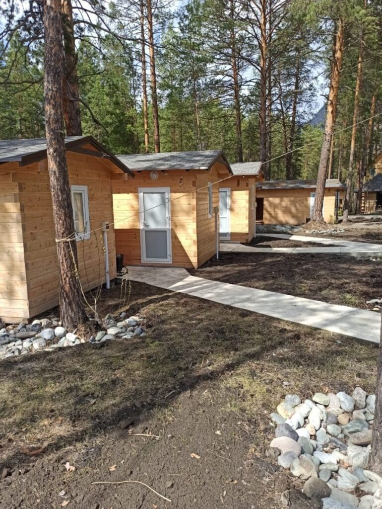 Летний домик на двоих с террасой в соснах, Парк-отель «SKALA» в Баранголе: ряд летних домиков