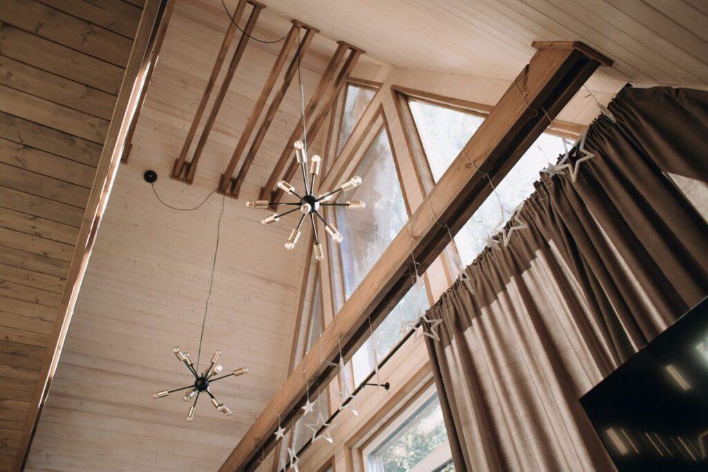 A-frame Skylight №4 с чаном у террасы до 6 гостей, Парк-отель «Дача» в Верхнем Дуброво: люстра под коньком крыши