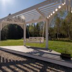 Глэмпинг В Кронах в Свистухе, общий вид: белая пергола на поляне