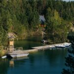 База отдыха Оазис в Караканском бору, общий вид: причал на бирюзовой воде