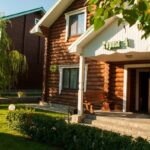 Загородный комплекс Русская охота у Курумоча, общий вид: бревенчатый терем на лужайке