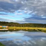 База отдыха Гордеево-Парк в Боровском районе, общий вид: облака в зеркале воды