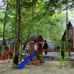 База отдыха Шалаш в Архызе, общий вид: A-фреймы и детская площадка