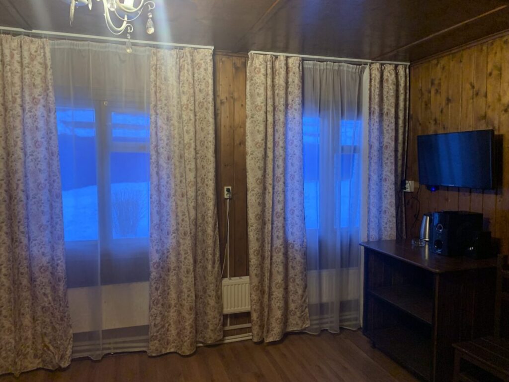 Коттедж «Хуторок» у леса с гостиной и спальней до 6 человек, КРК «Новая Чайка» в Ульяновском лесопарке: окна гостиной