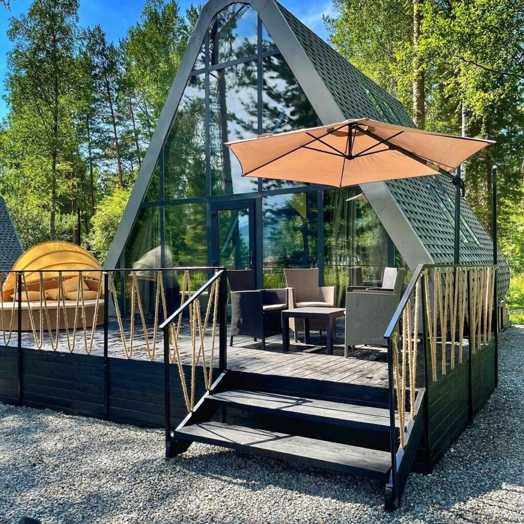 А-фрейм PRISMA Chalet Lux с купелью на террасе до 6 гостей: терраса с зонтом