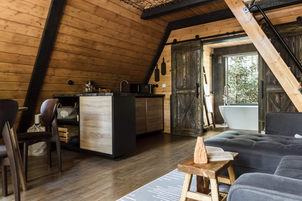 Треугольный A-frame 55 м² с ванной у панорамного окна и баней-бочкой до 4 гостей
