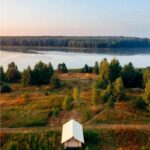 Глэмпинг Горе-Море на реке Юг, общий вид: вид на реку с холма