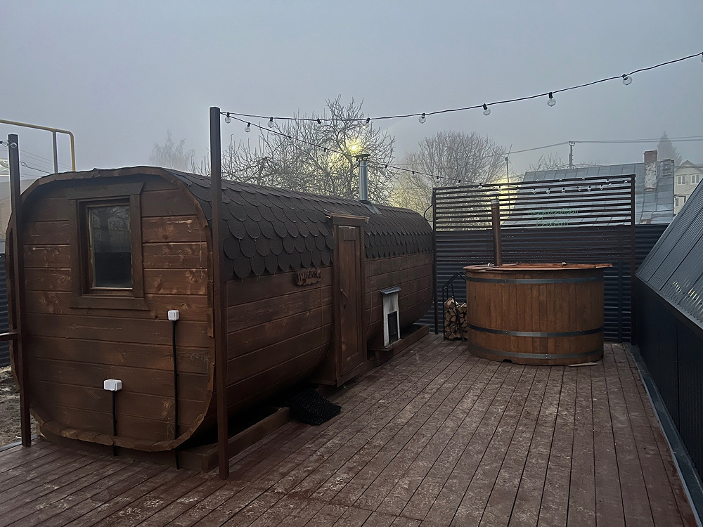 Два одинаковых A-frame дома с баней, фурако и бассейном до 8 гостей: баня и фурако во дворе