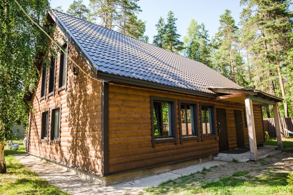 Большой коттедж 240 м² с видом на озеро до 6 гостей: коттедж среди сосен