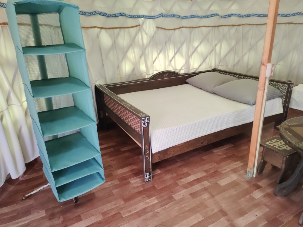 Алтайская юрта с двумя двуспальными кроватями до 5 гостей: полки и кровать