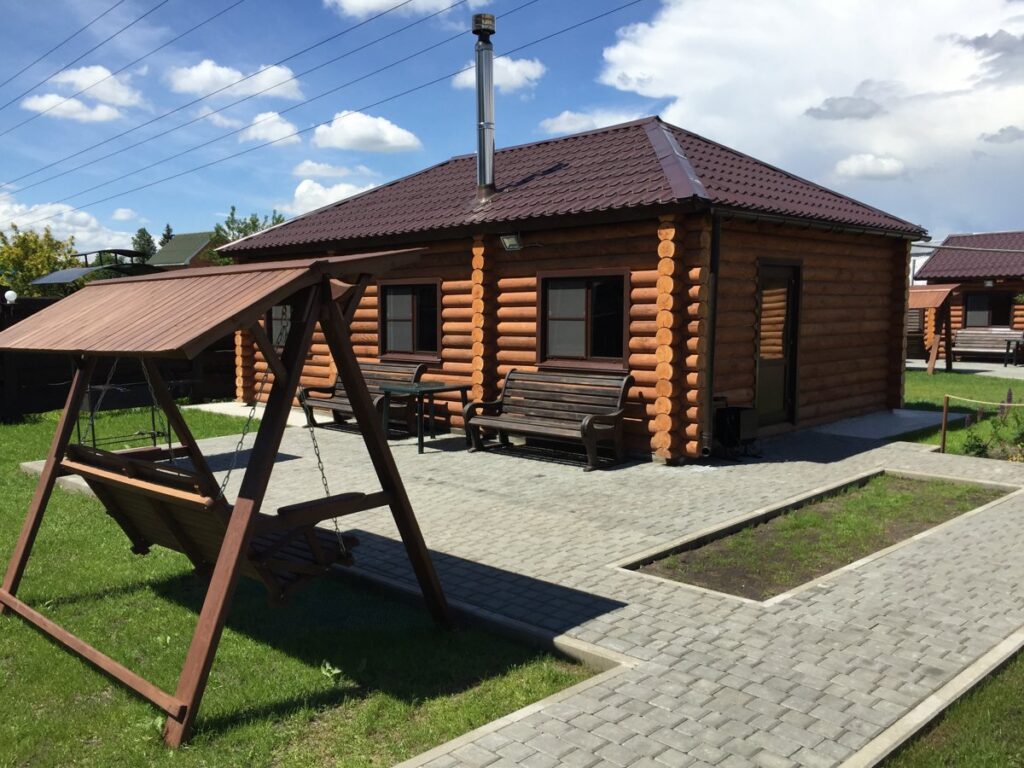 Три тёплые беседки-сруба с печью-камином до 15 и до 30 человек: сруб с четырёхскатной крышей