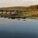 Глэмпинг Scandi Village в Колюткино, общий вид: купола над рекой