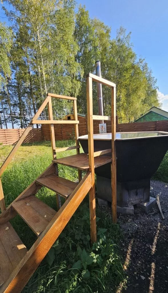 Домик «Уютное гнёздышко» с чаном и спальней до 4 гостей: чан за забором