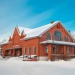 Клуб загородного отдыха Малиновая Слобода, общий вид: корпус с арочным окном