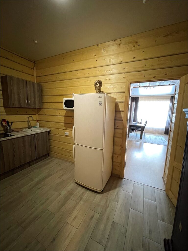 Улучшенный дом 70 м² с камином до 4 гостей: кухня с холодильником