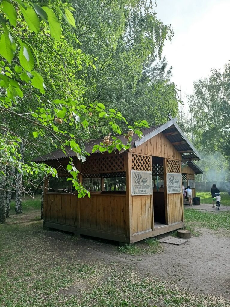 Летние беседки «Домик» с мангалом в парке «Эдельвейс» до 15 человек: вход в беседку-домик