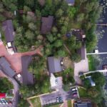 Загородный клуб Харви Клаб, общий вид: клуб у озера с высоты