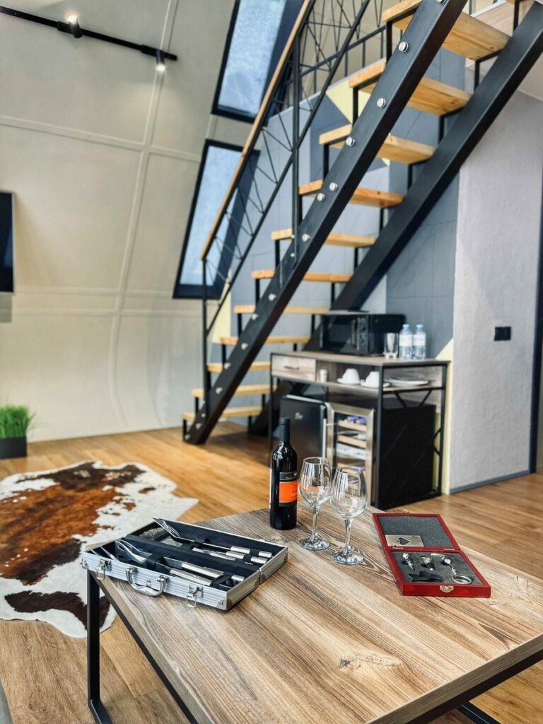 А-фрейм PRISMA Chalet Lux с купелью на террасе до 6 гостей: кухня у лестницы